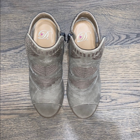 NIB Tribal Peep Toe Bootie - Picture 2 of 7